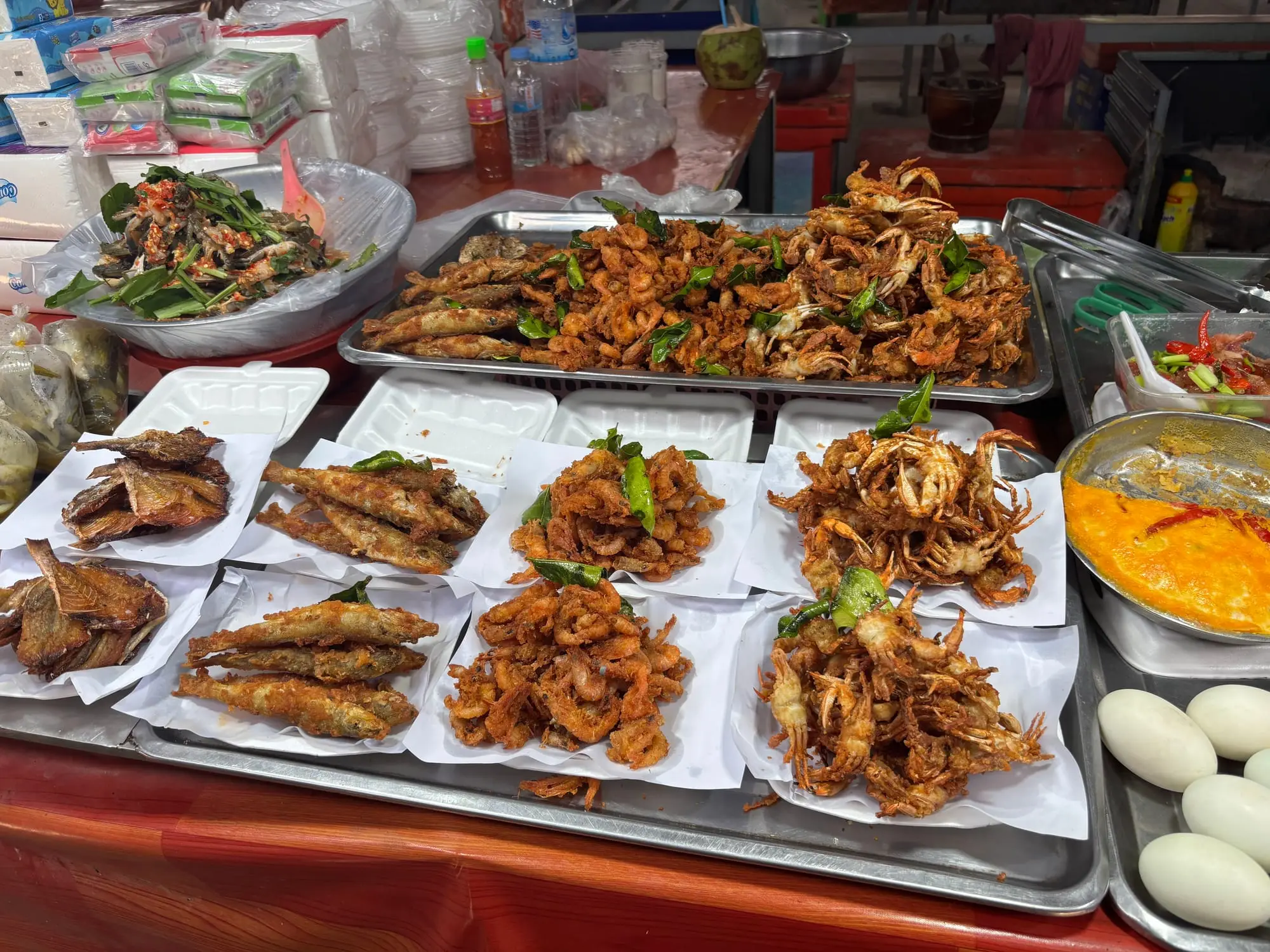 អ្នកលក់ដូរអាហារសមុទ្រនៅផ្សារ
