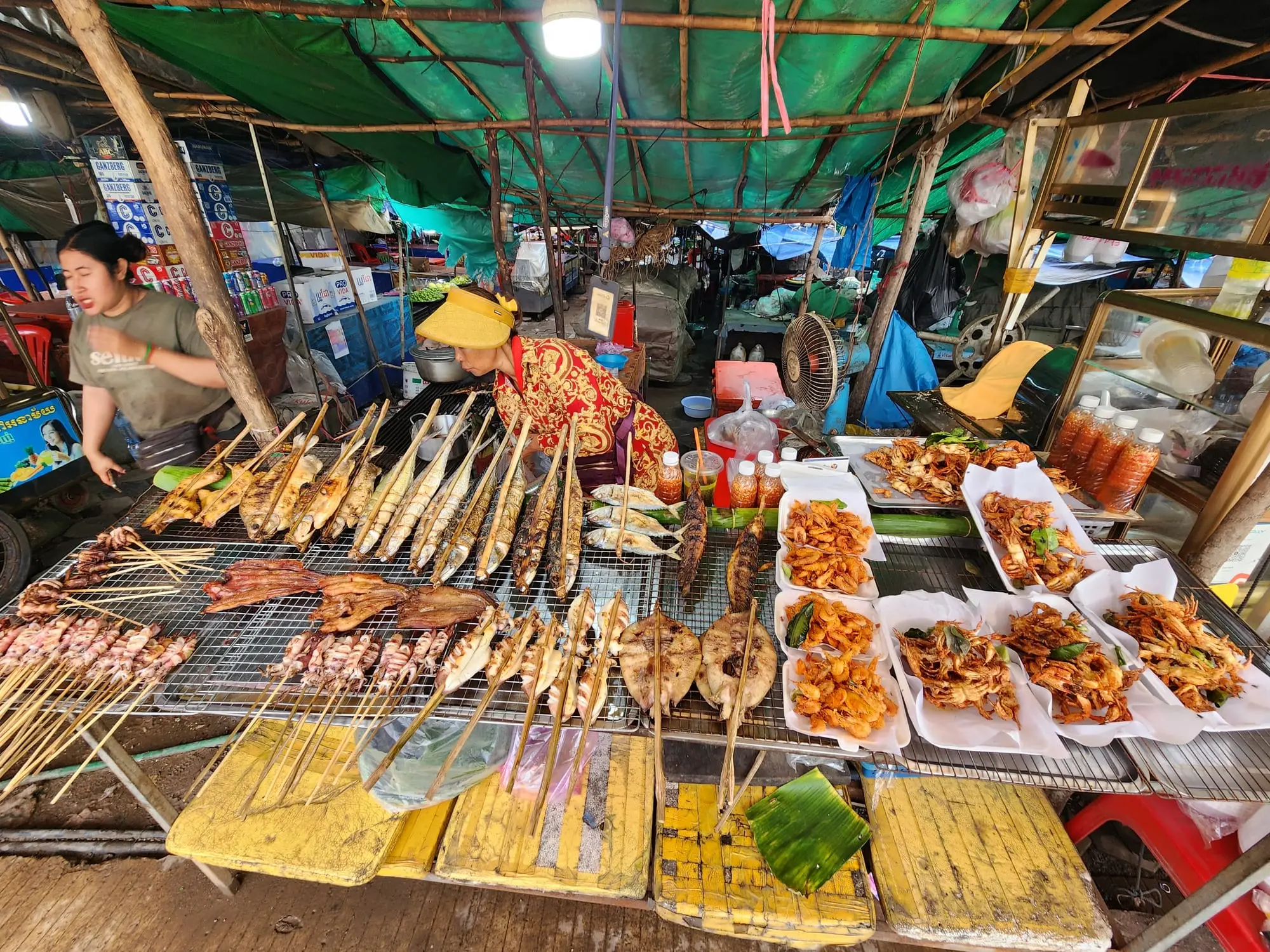 តូបផ្សារដែលមានអាហារសមុទ្រ និងគ្រឿងទេស