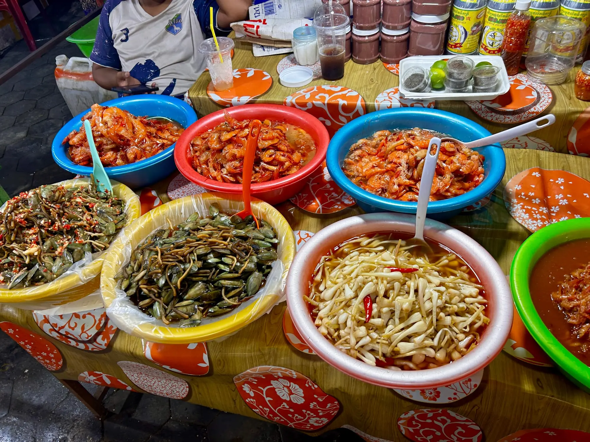 ភ្ញៀវទេសចររុករកផ្សារក្ដាម